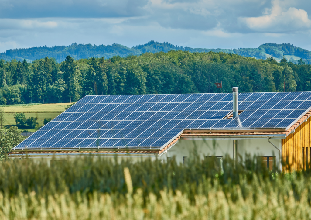 Sonnenkollektoren auf dem Dach eines Hauses mit bsw-Solartechnik.